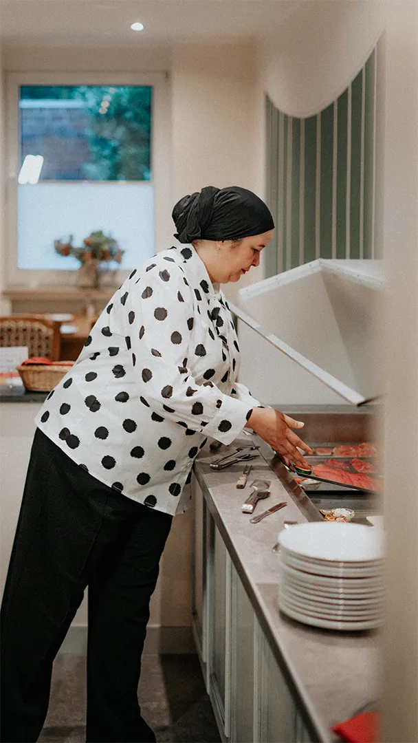 Mitarbeiterin im Hotel Wermelt bereitet das Frühstück vor
