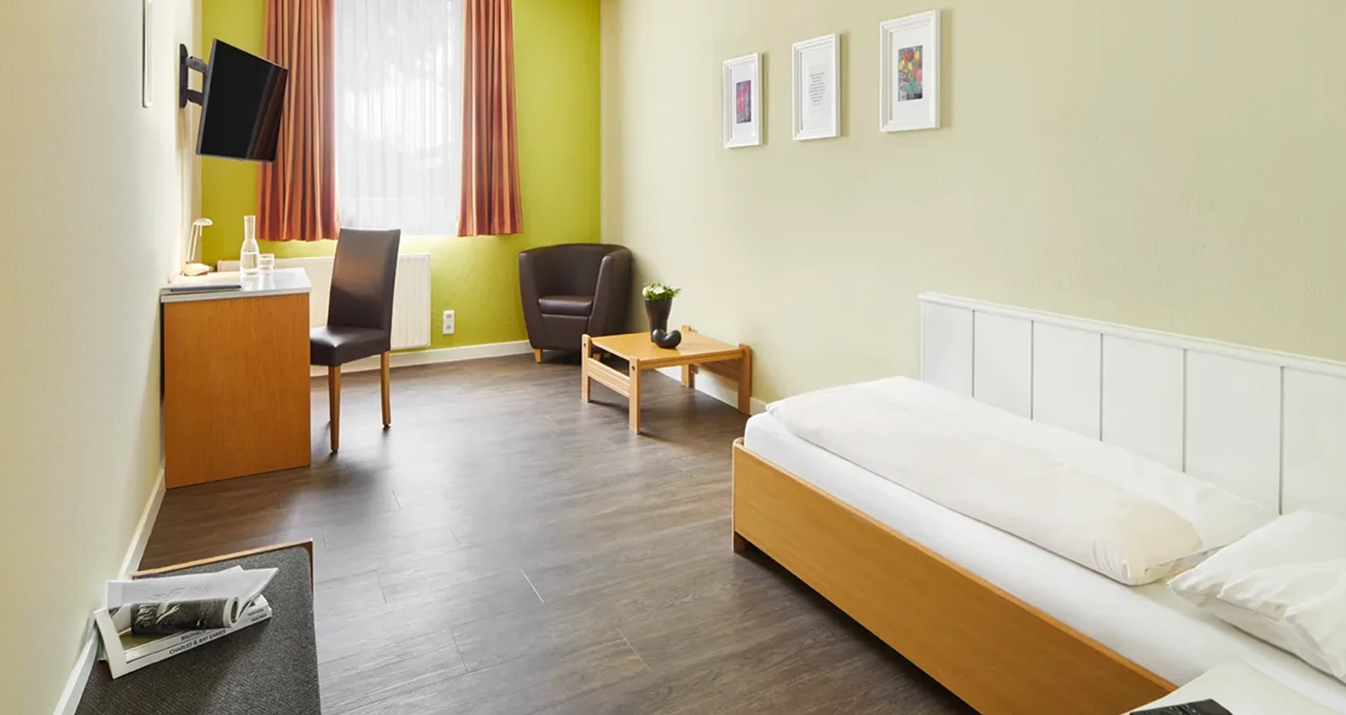 Monteurzimmer Hotel Wermelt Außenansicht mit Parkplätzen für Transporter