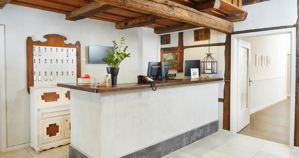 Empfangsbereich beim Check-In im Hotel Wermelt