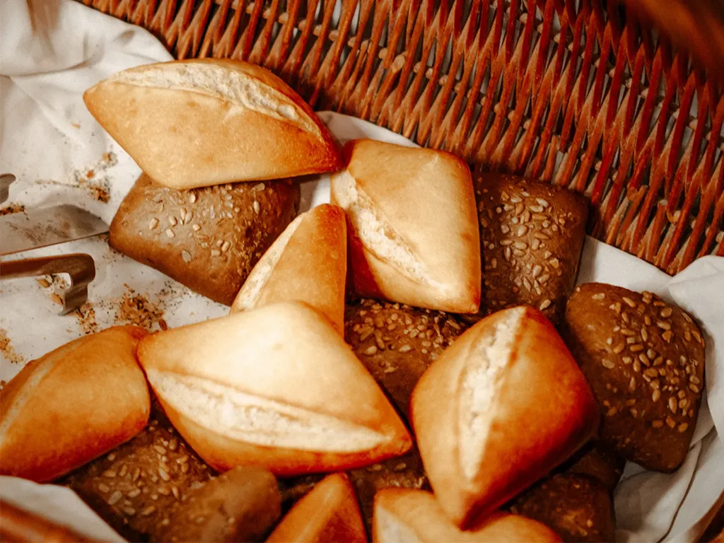 Frische Brötchen, Kaffee und Frühstück am Morgen im Hotel