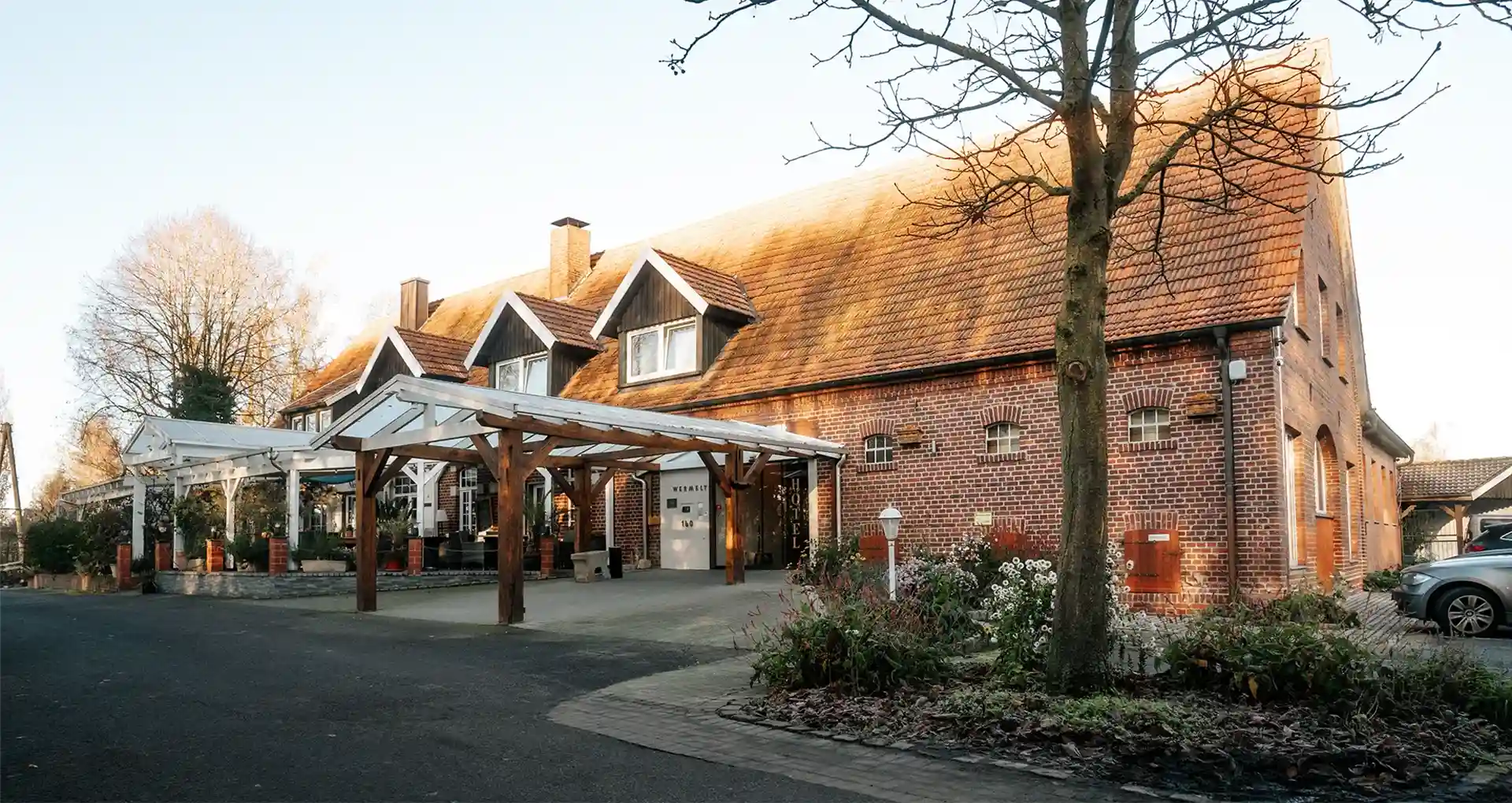 Außenansicht vom Hotel Wermelt mit Zufahrt und Umgebung